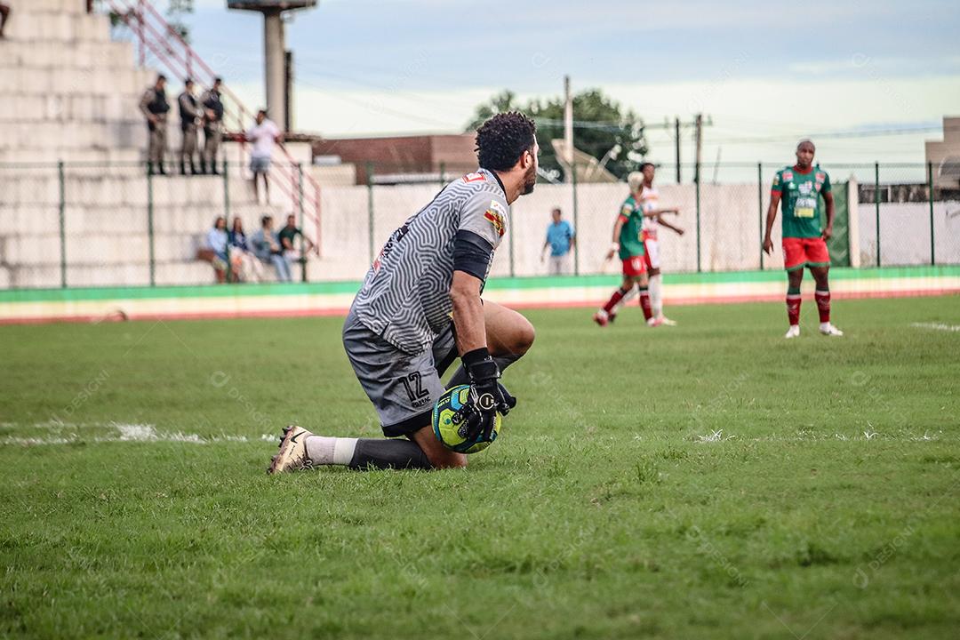 Homem jogador de futebol chutando bola