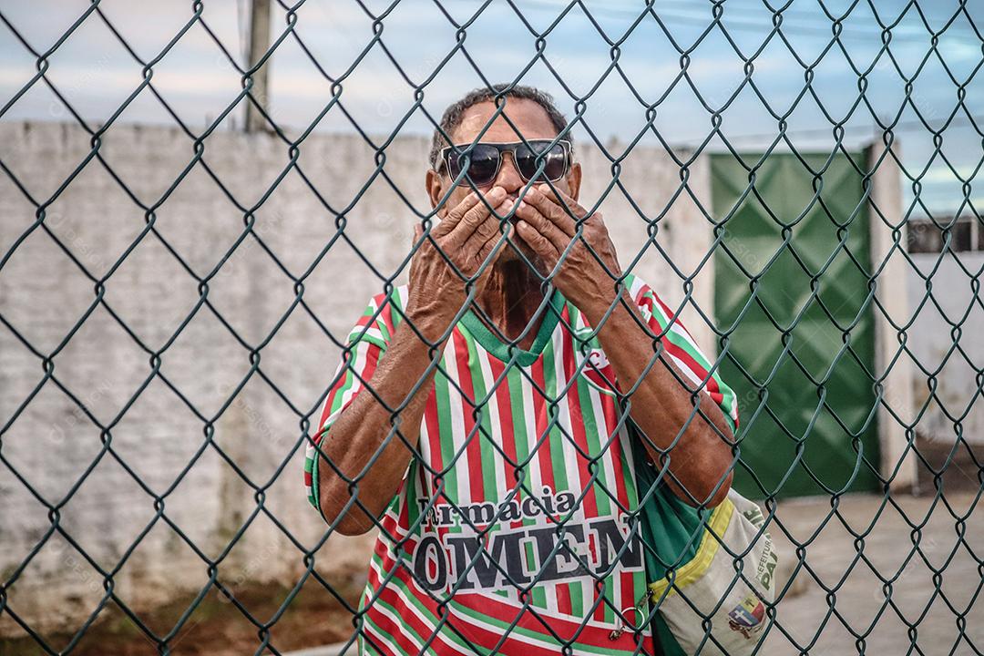 Homem jogador de futebol chutando bola