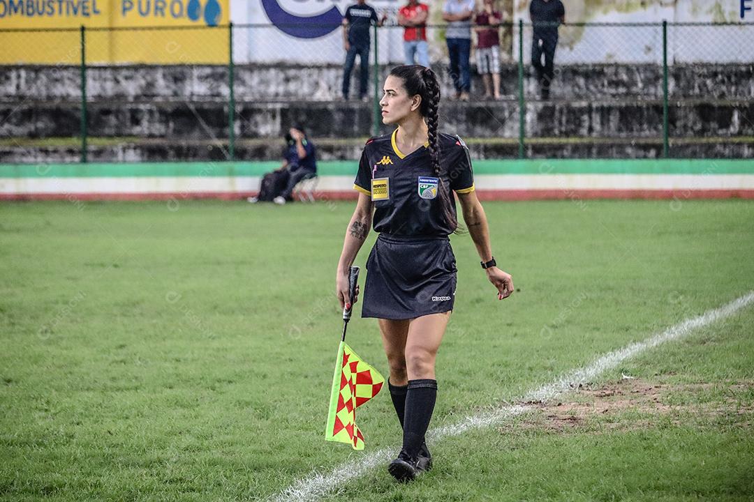Homem jogador de futebol chutando bola