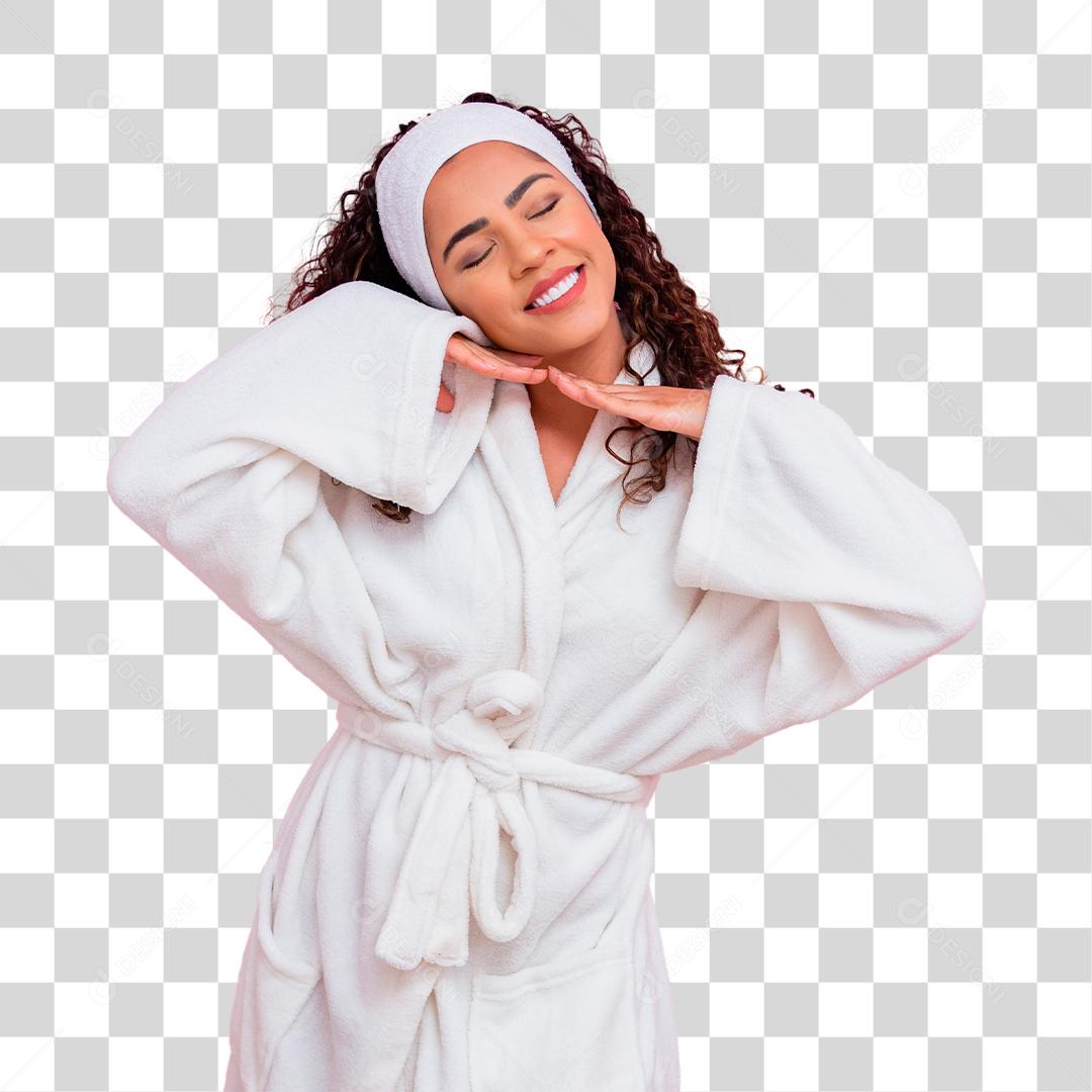 Linda mulher afro, vestida com um roupão de banho