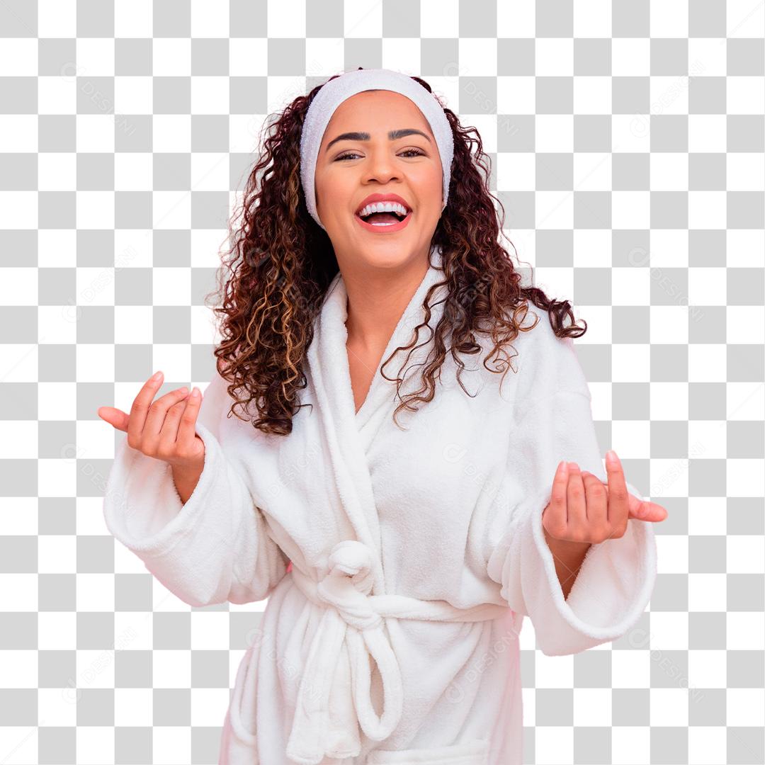 Linda mulher afro, vestida com um roupão de banho e chamando