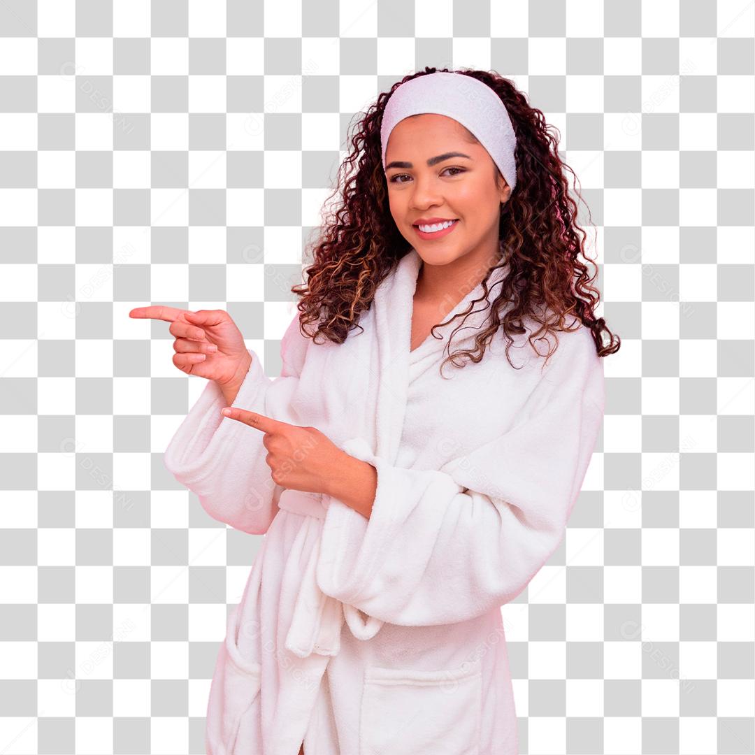 Linda mulher afro, vestida com um roupão de banho, apontando para o lado