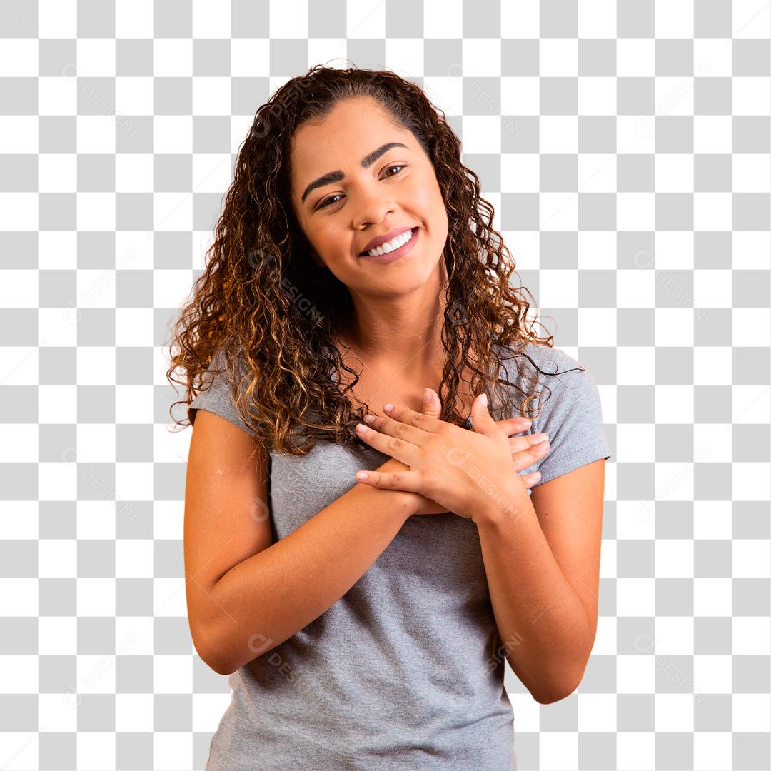 Jovem morena feliz com a mão sobre o coração PNG Transparente