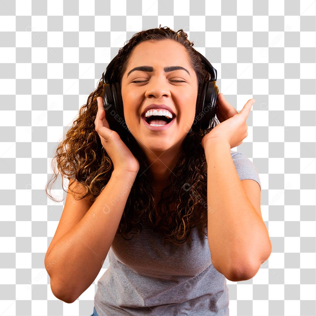 jovem afro com seus fones de ouvido ouvindo música