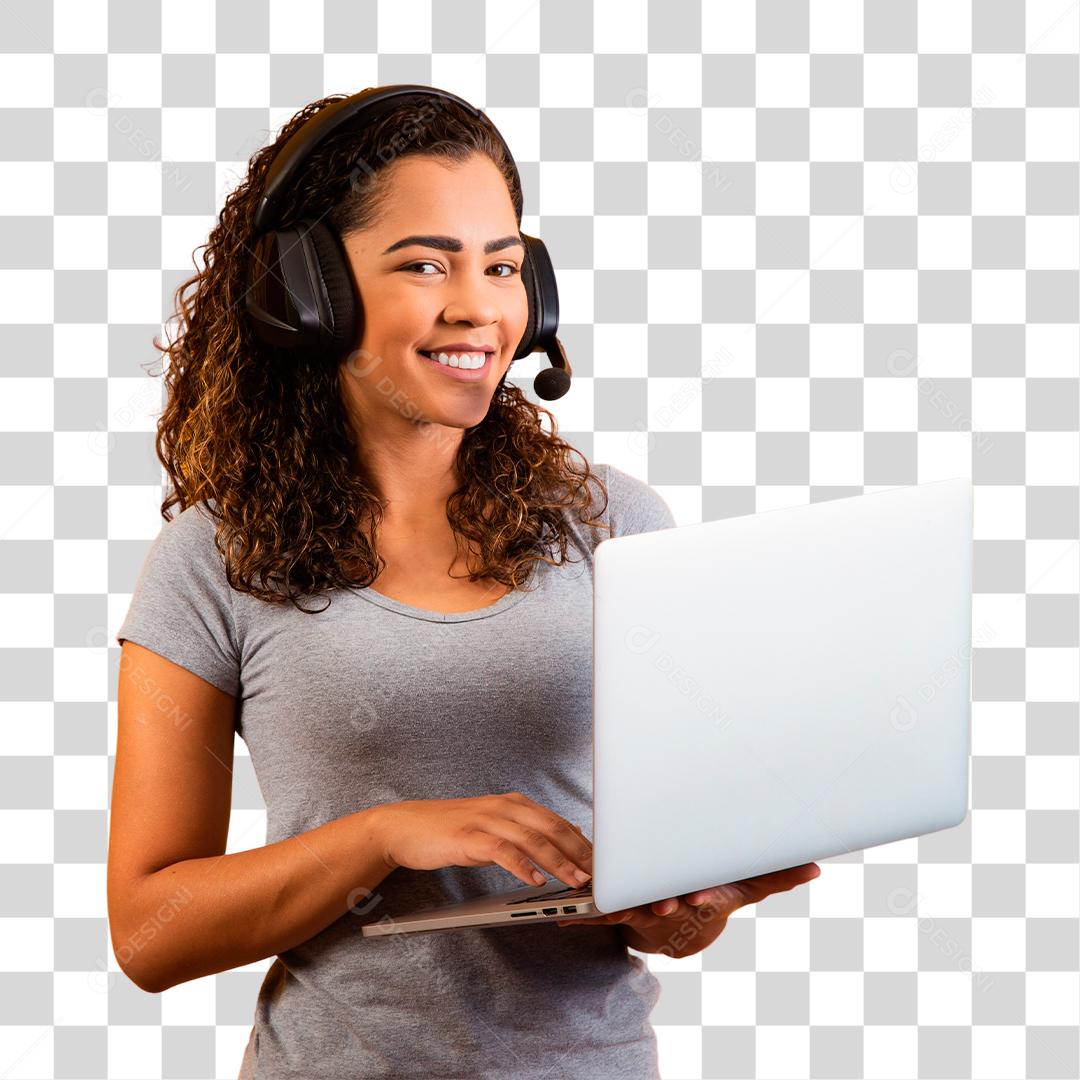 Mulher jovem recepcionista trabalhando com notebook e fone de ouvido