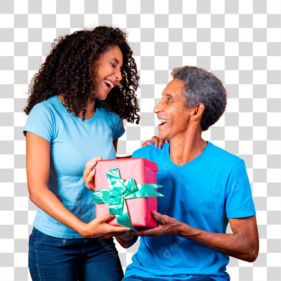 Filha dando caixa de presente para o pai