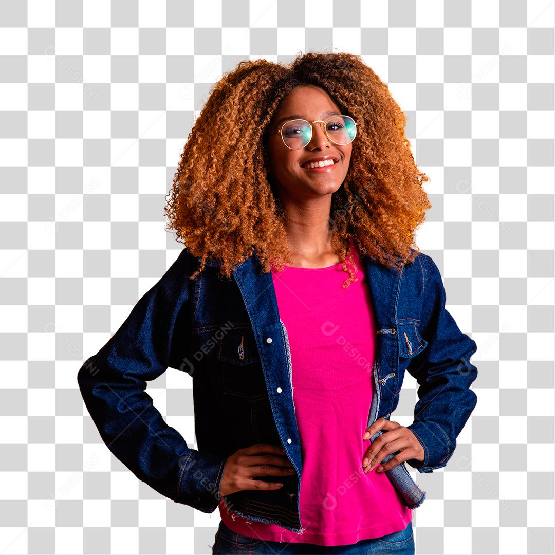 Linda mulher negra sorridente de óculos