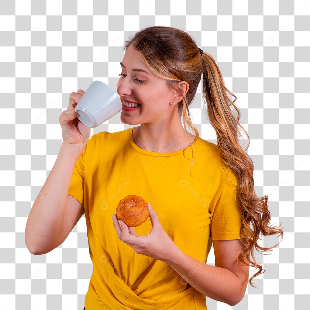 Jovem mulher caucasiana bebendo chá da tarde e comendo rosquinhas