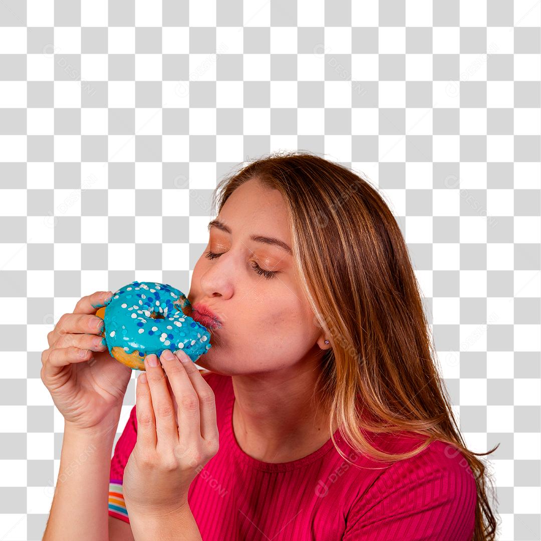 Jovem loira comendo uma deliciosa rosquinha colorida