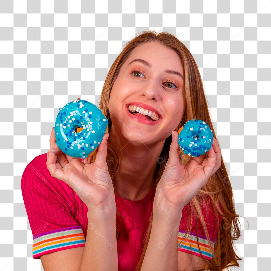 Menina bonita alegre segurando rosquinhas azuis no rosto