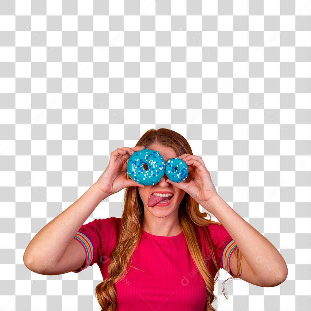 Menina bonita alegre segurando rosquinhas azuis no rosto