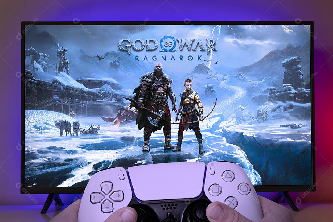 Menino jogando God of War Ragnarok com controle de Playstation 5. 20 de julho de 2022, São Paulo, Brasil.
