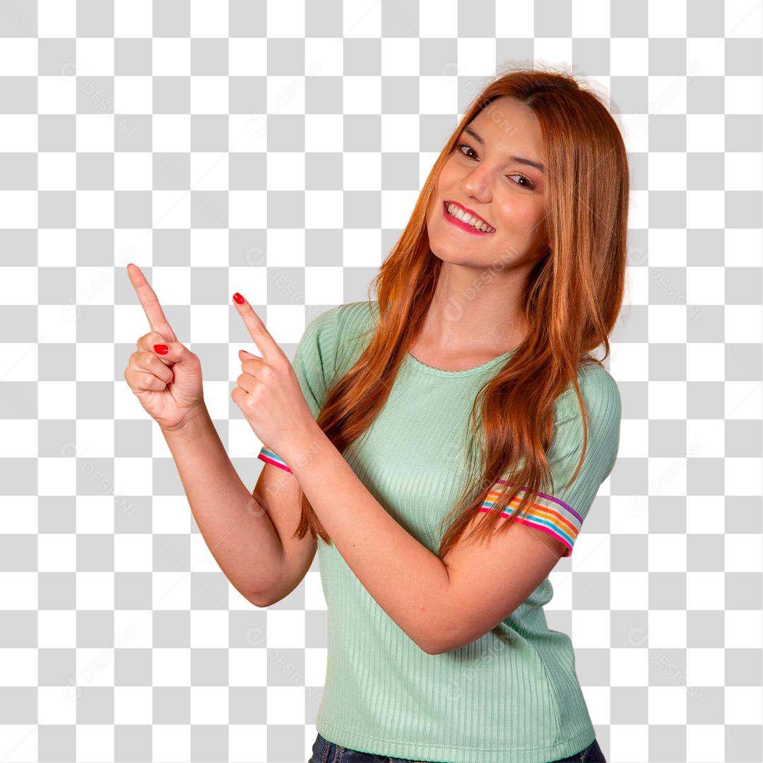 Jovem ruiva apontando no espaço livre