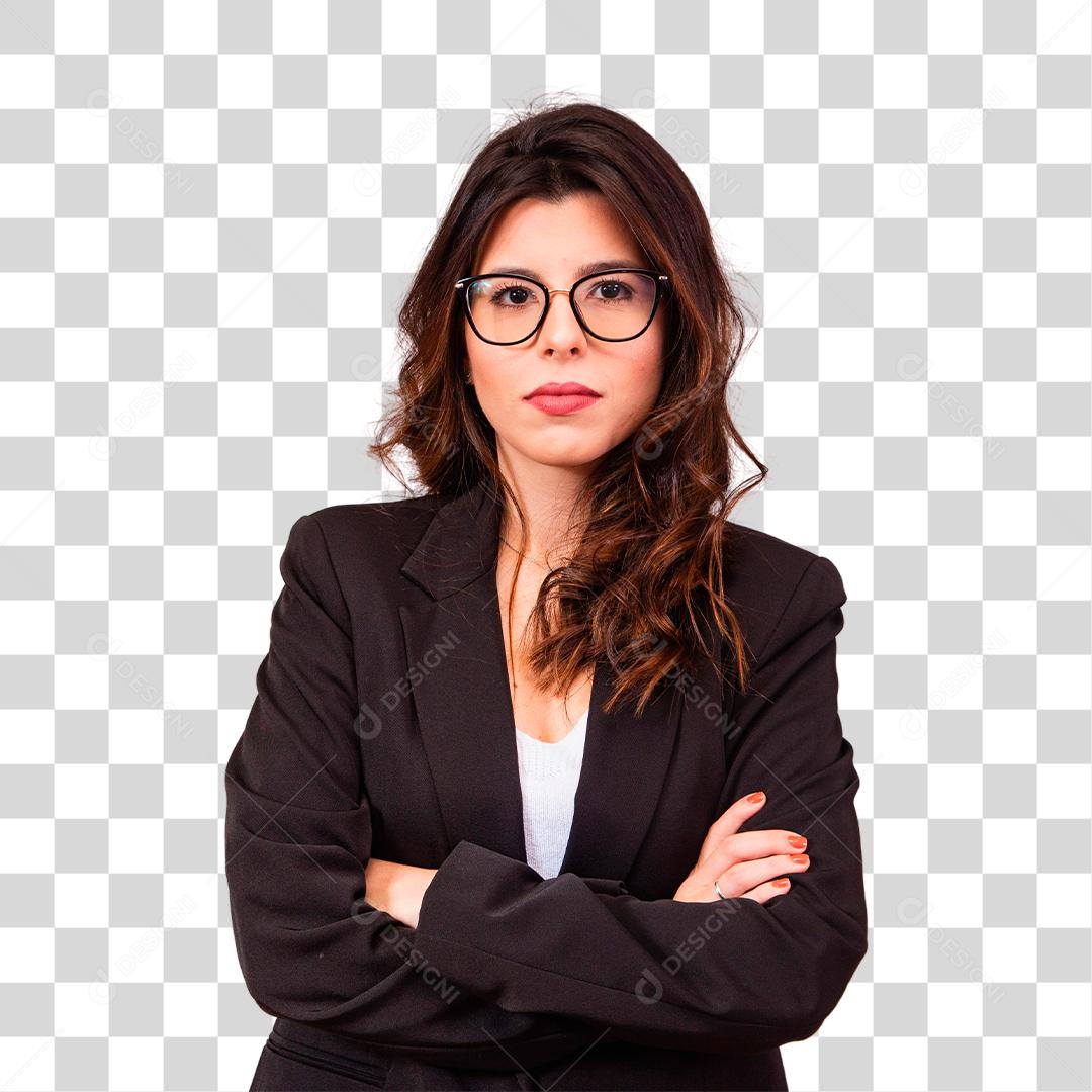 Mulher morena sorridente com óculos posando com os braços cruzados