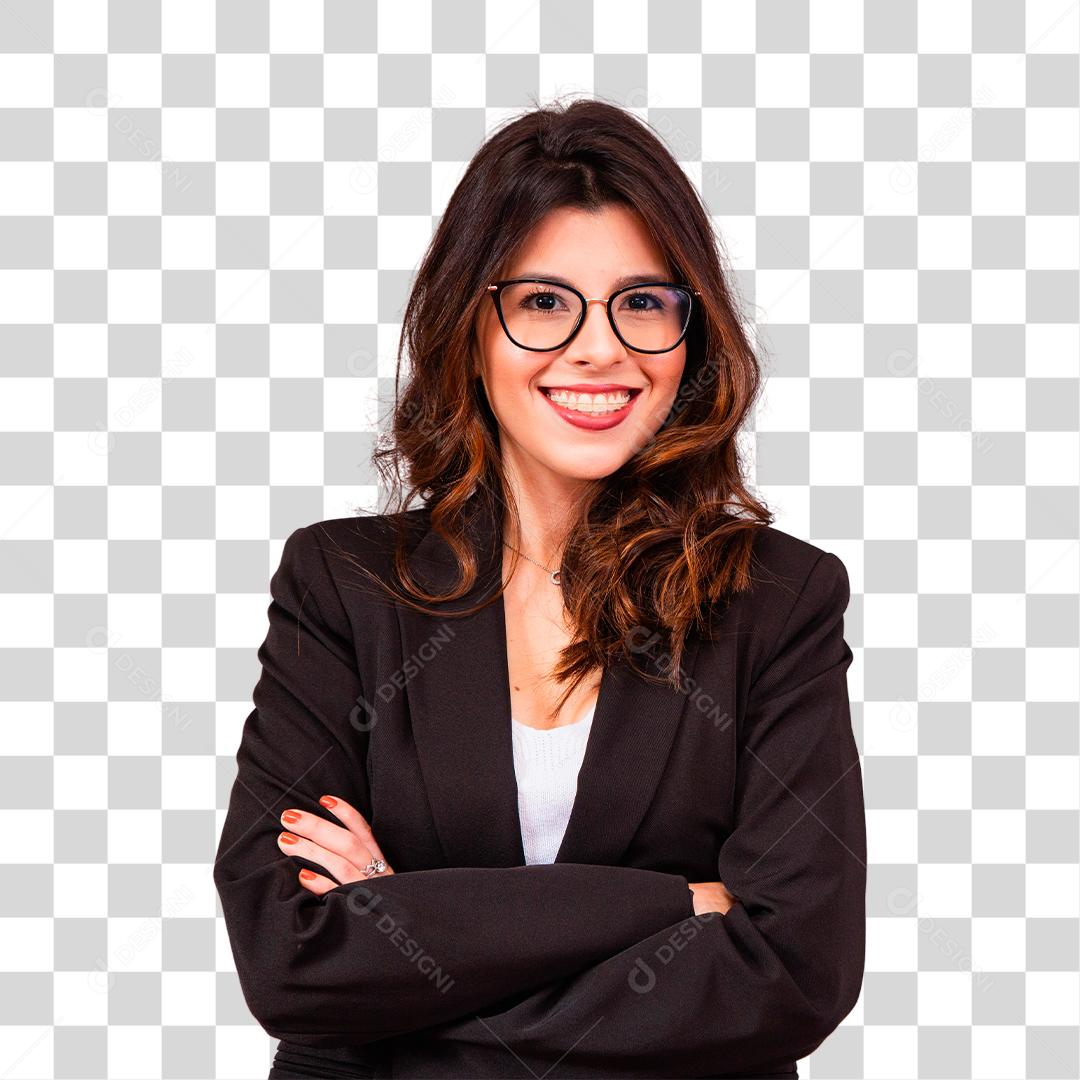 Mulher morena sorridente sem óculos posando com os braços cruzados