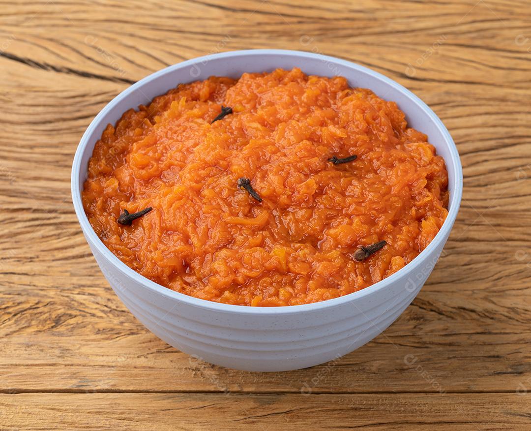 Sobremesa doce de abóbora brasileira tradicional com cravo.