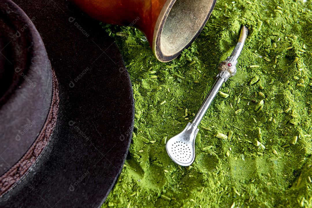 Dia do Gaúcho (20 de setembro) com fundo de erva-mate.