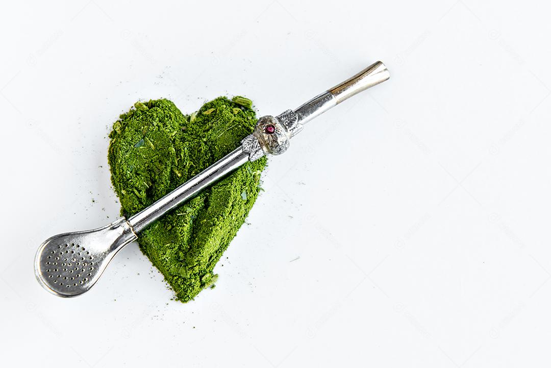 Coração de erva-mate em fundo branco e acessórios para chimarrão