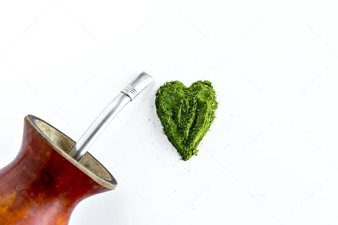 Erva mate em fundo branco e acessórios para tapete de chimarrão