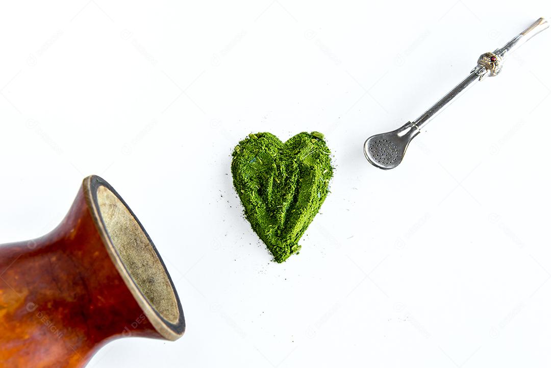 Erva mate em fundo branco e acessórios para tapete de chimarrão