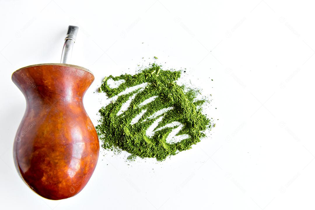 Erva mate em fundo branco e acessórios para tapete de chimarrão