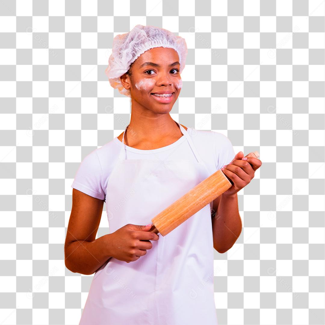 Jovem morena com avental de cozinha preparando pizza segurando o rolo