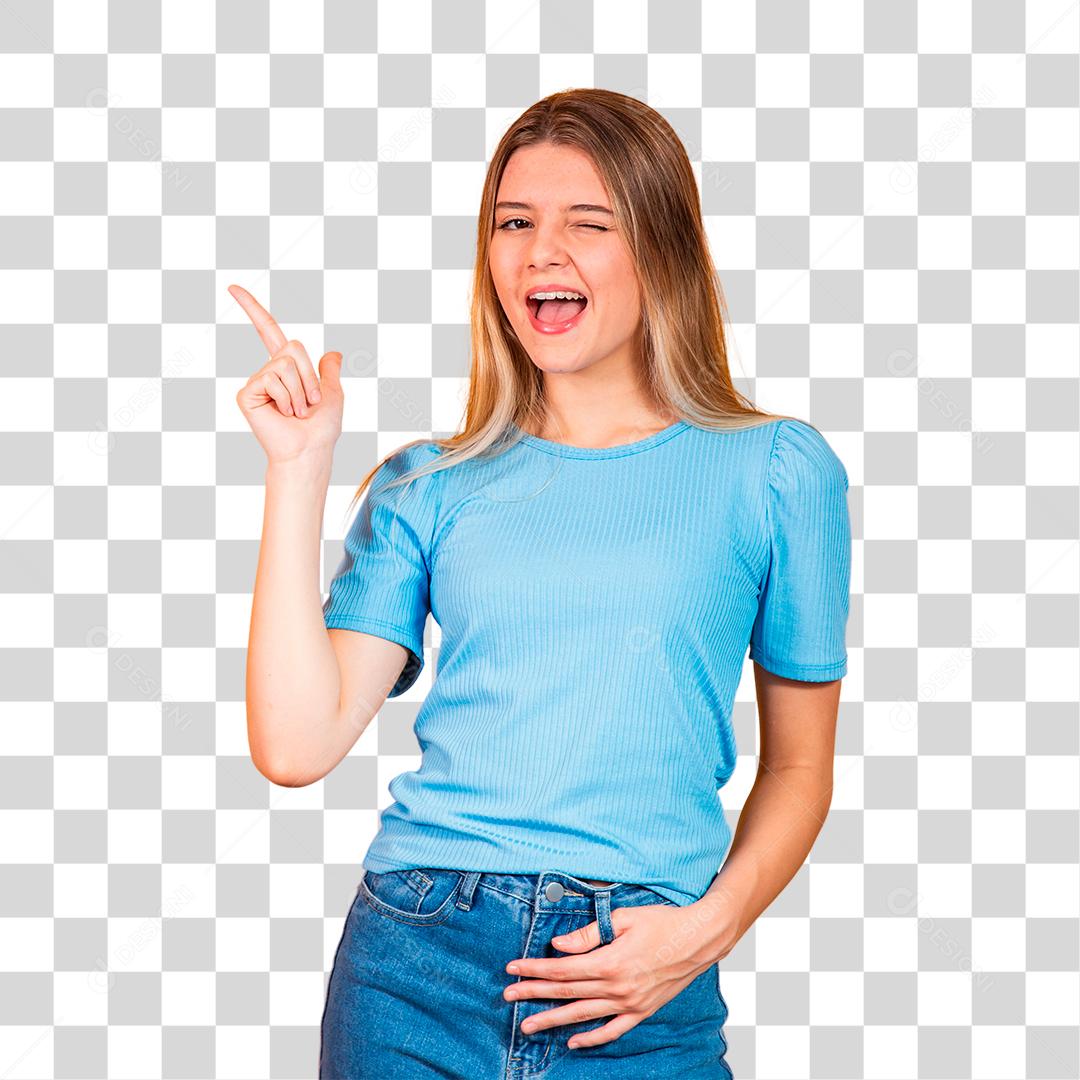 Jovem caucasiana apontando para o lado com espaço livre para texto e boca aberta. (1)