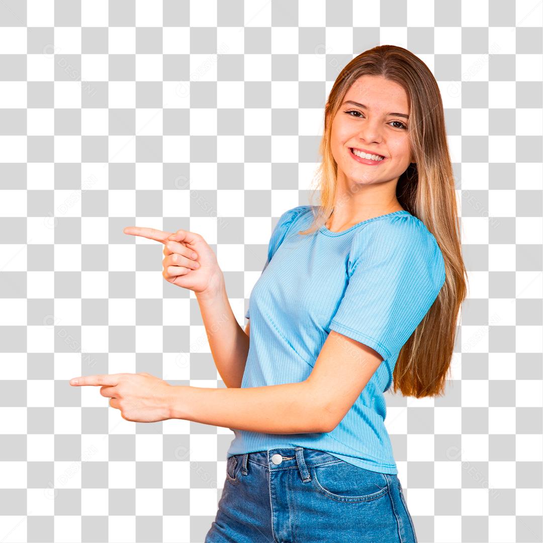 Jovem caucasiana apontando para o lado com espaço livre para texto e boca aberta