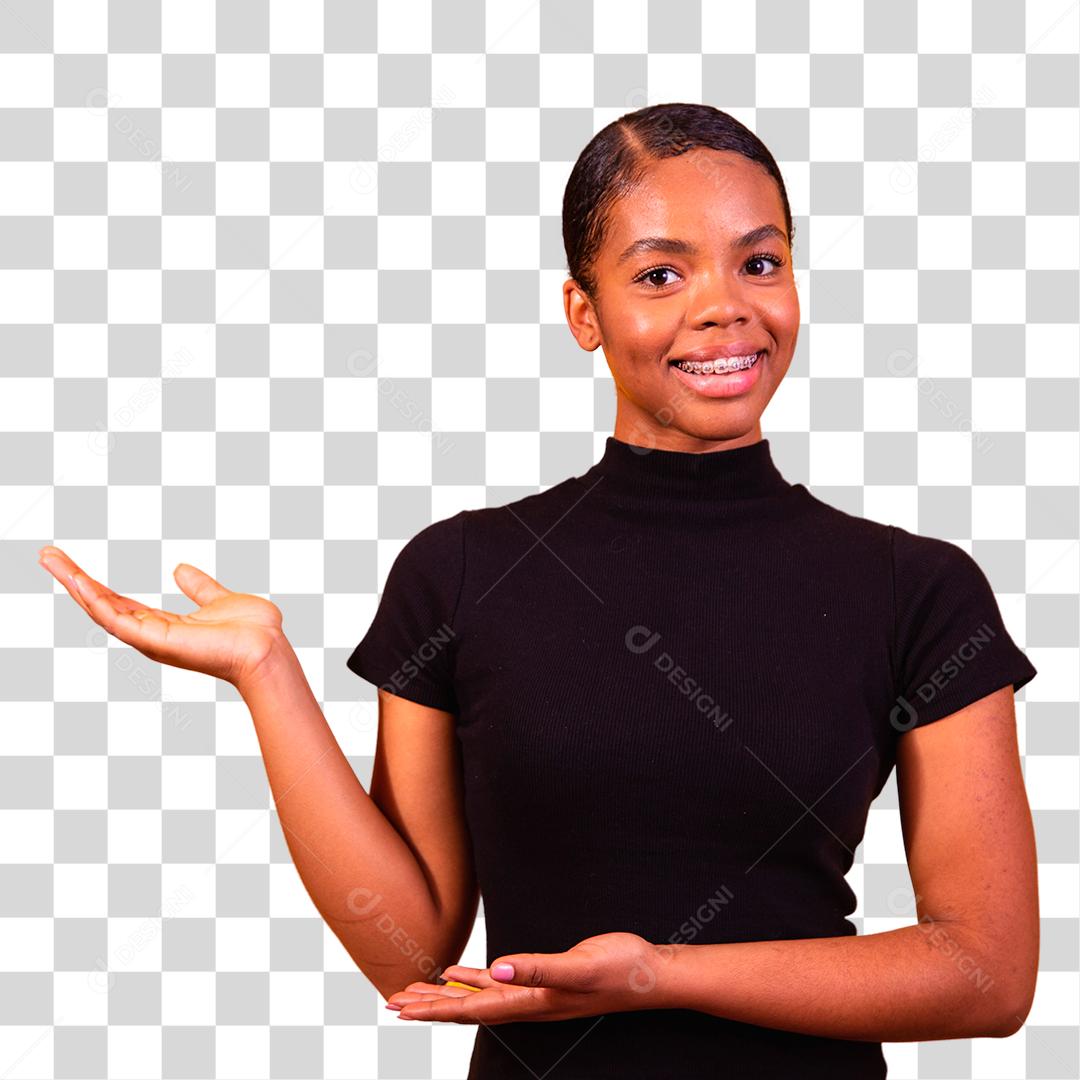 Jovem linda mulher afro feliz apontando para o lado, indicando