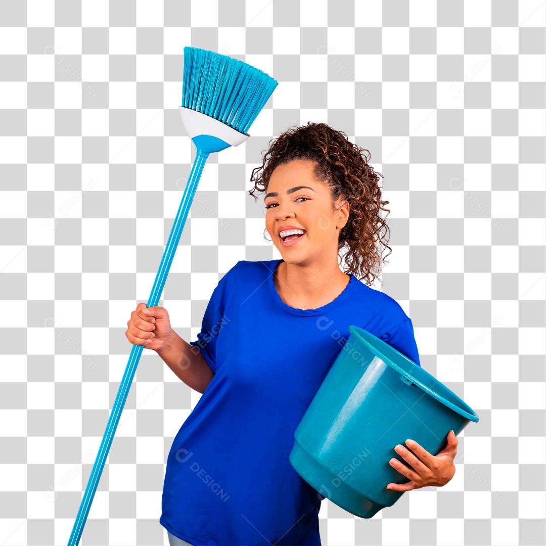 Jovem mulher segurando ferramentas de limpeza