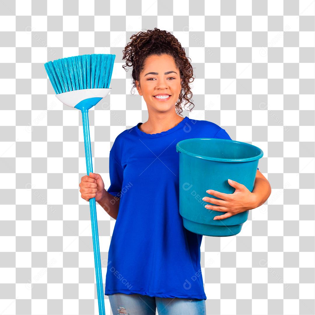 Jovem mulher segurando ferramentas de limpeza