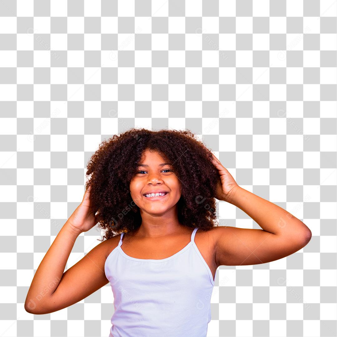 menina com cabelo africano sorrindo para a câmera
