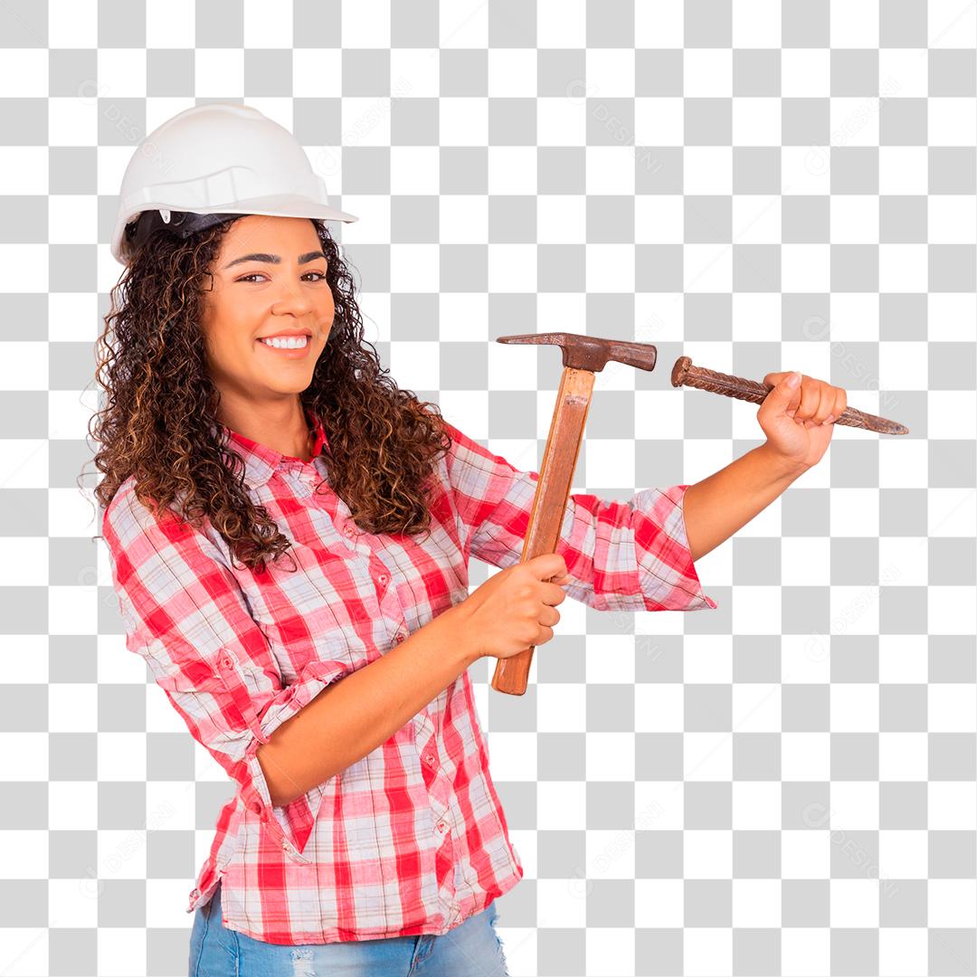 Linda mulher segurando martelo usando capacete branco