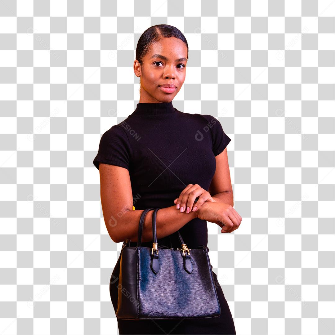 Mulher morena segurando bolsa preta