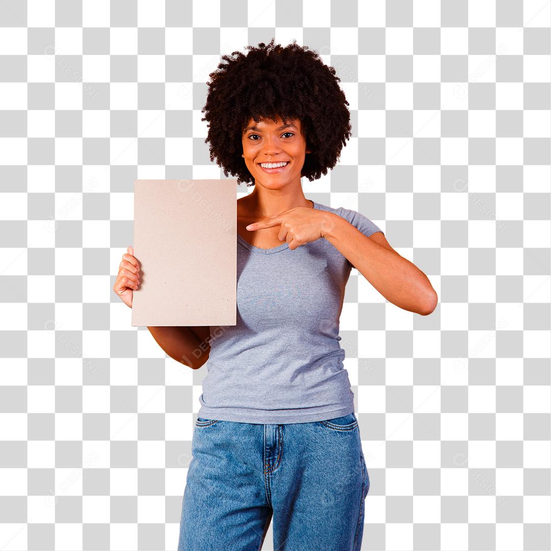 Linda mulher jovem cabelo afro segurando papel