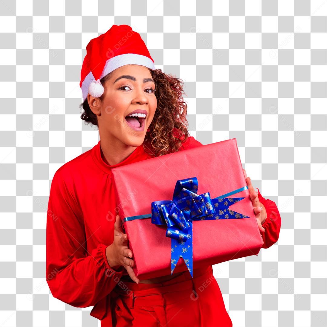 Linda jovem afro com chapéu de papai noel segurando um presente