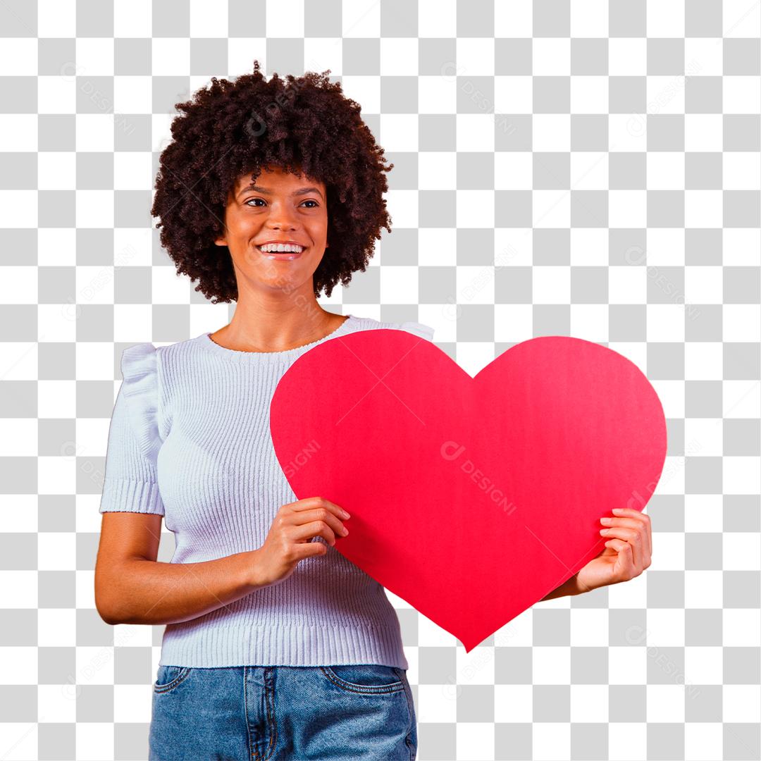 Mulher afro sorridente segurando um grande cartão de coração vermelho