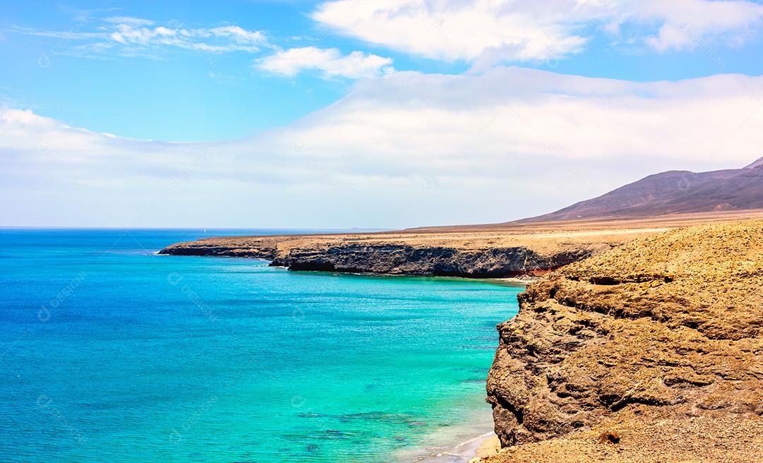 paisagem árida de praias em Fuerteventura, Ilhas Canárias, Espanha.