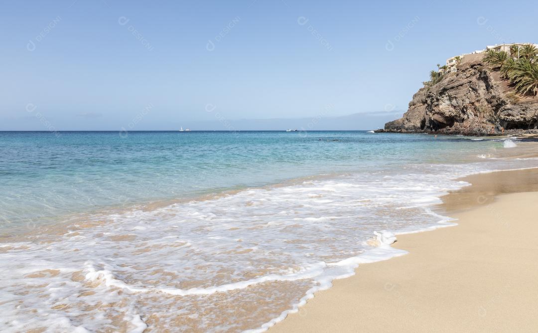 Praia Morrojable em Fuerteventura em um dia ensolarado com mar muito calmo e água turquesa