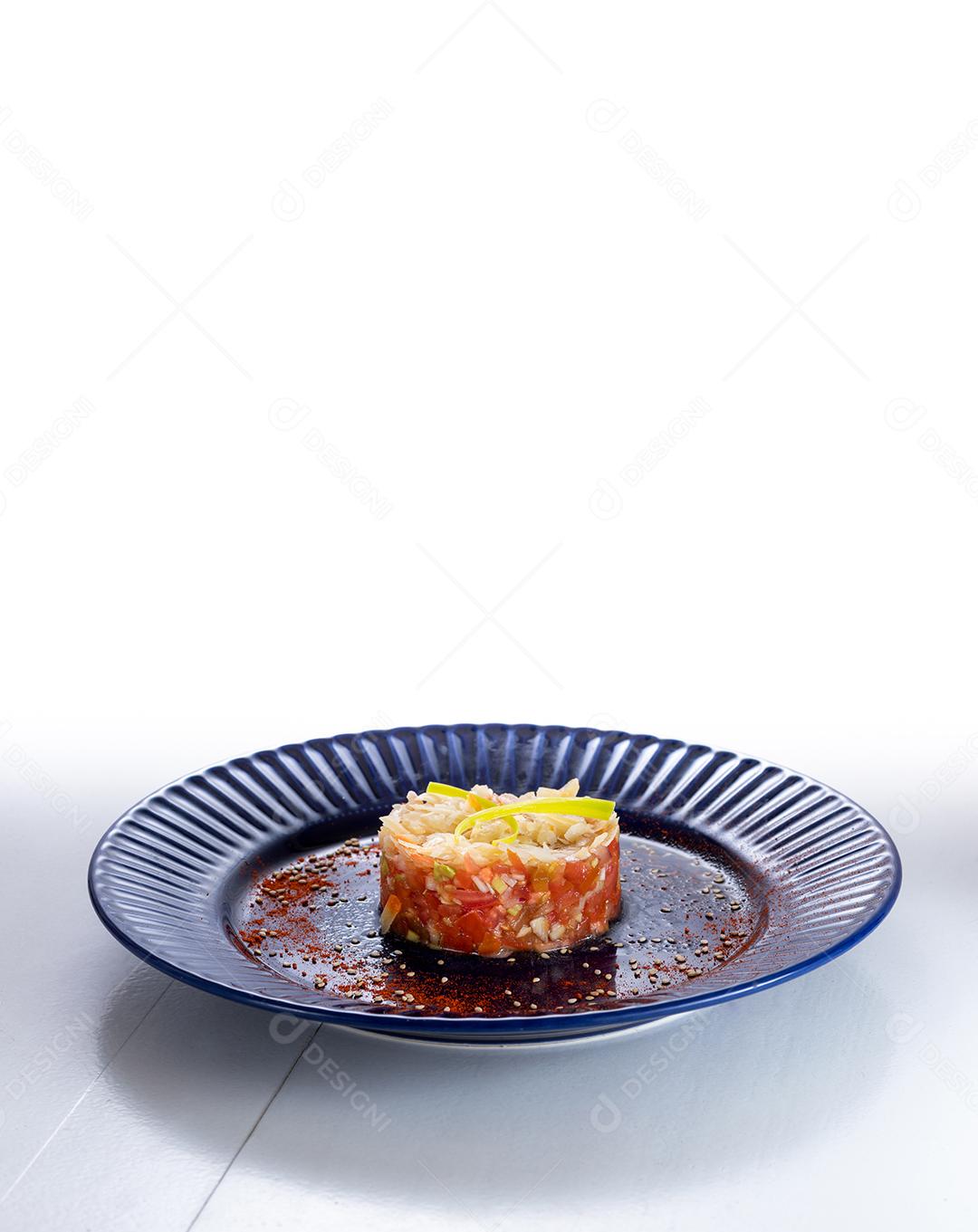 Salada gourmet em forma redonda com sementes em um prato azul