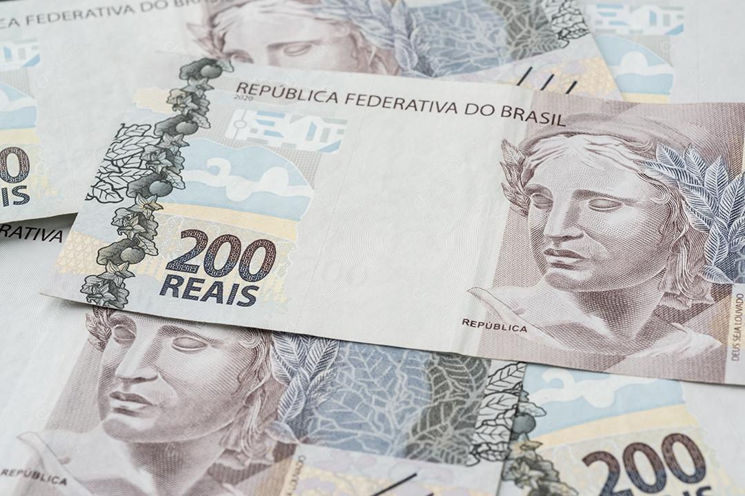 Um grupo de duzentos reais se espalhou.