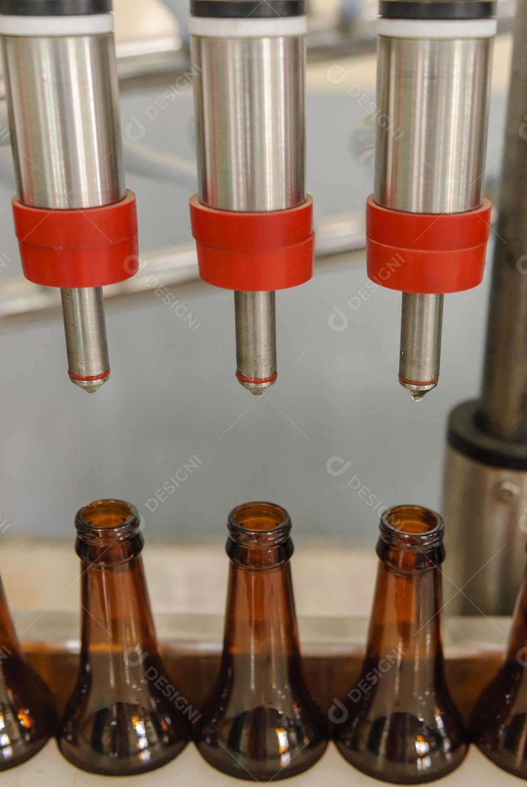 Engarrafamento de bebidas alcoólicas na indústria.