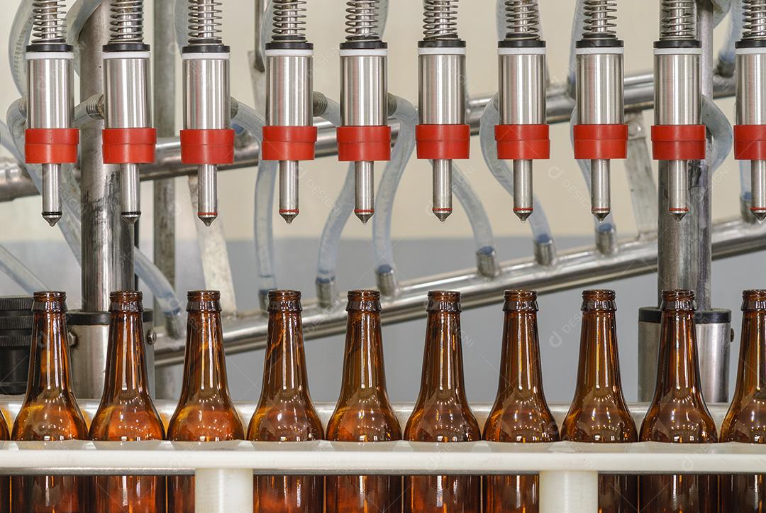 Engarrafamento de bebidas alcoólicas na indústria.
