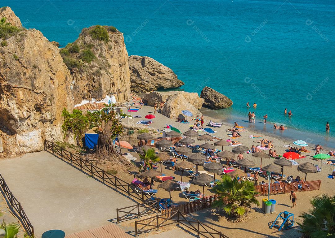 Vista aérea da bela praia de Nerja na Espanha