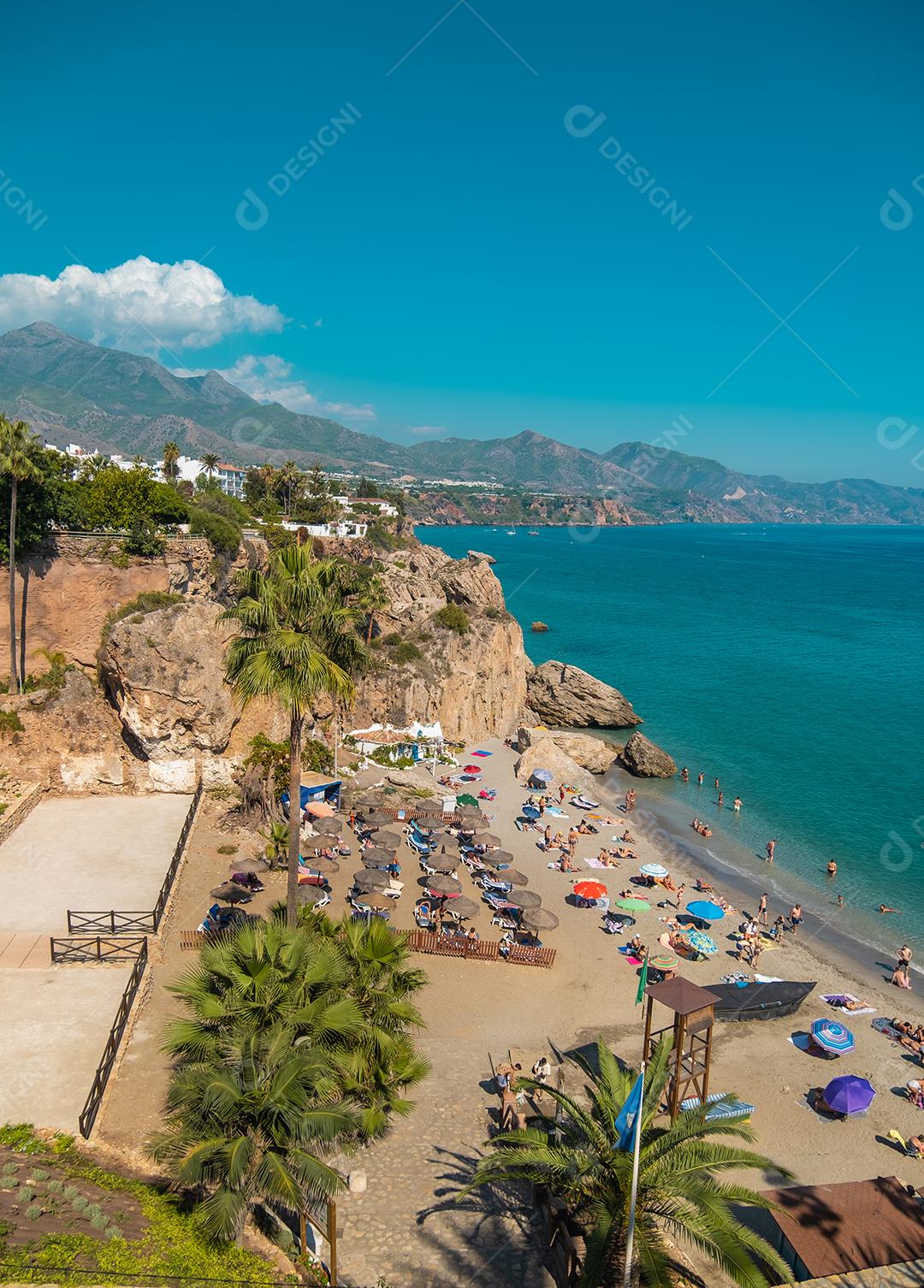 Vista aérea da bela praia de Nerja na Espanha