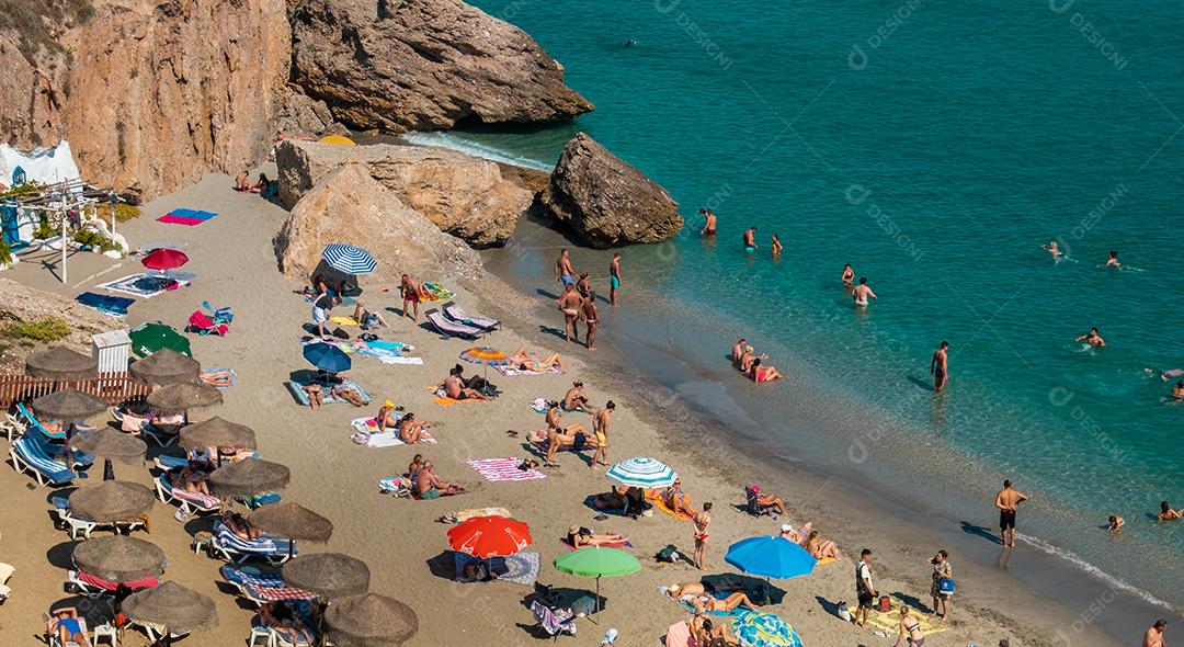 NERJA, Espanha - 18 de setembro de 2021: Vista da bela praia de Nerja na Espanha no verão