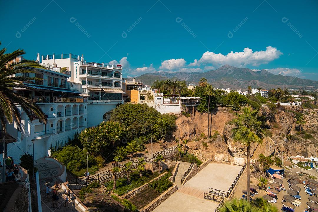 Vista aérea da bela praia de Nerja, na Espanha.