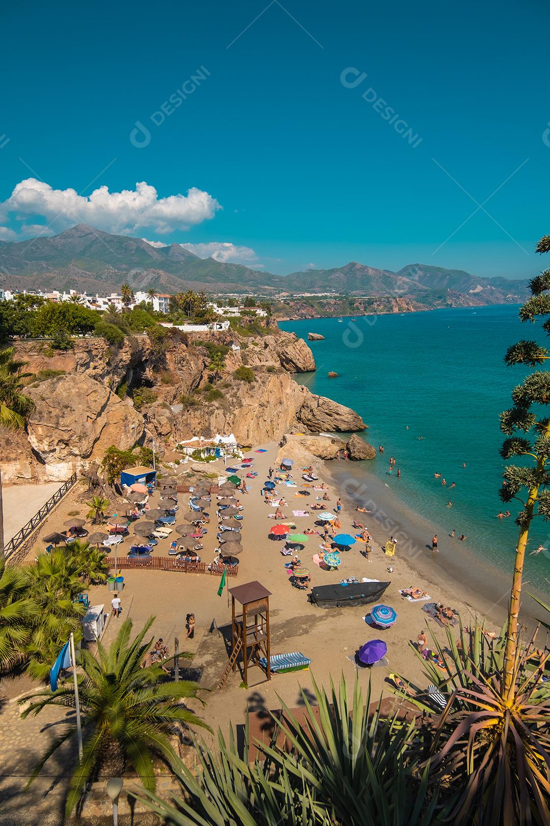 Vista aérea da bela praia de Nerja, na Espanha.