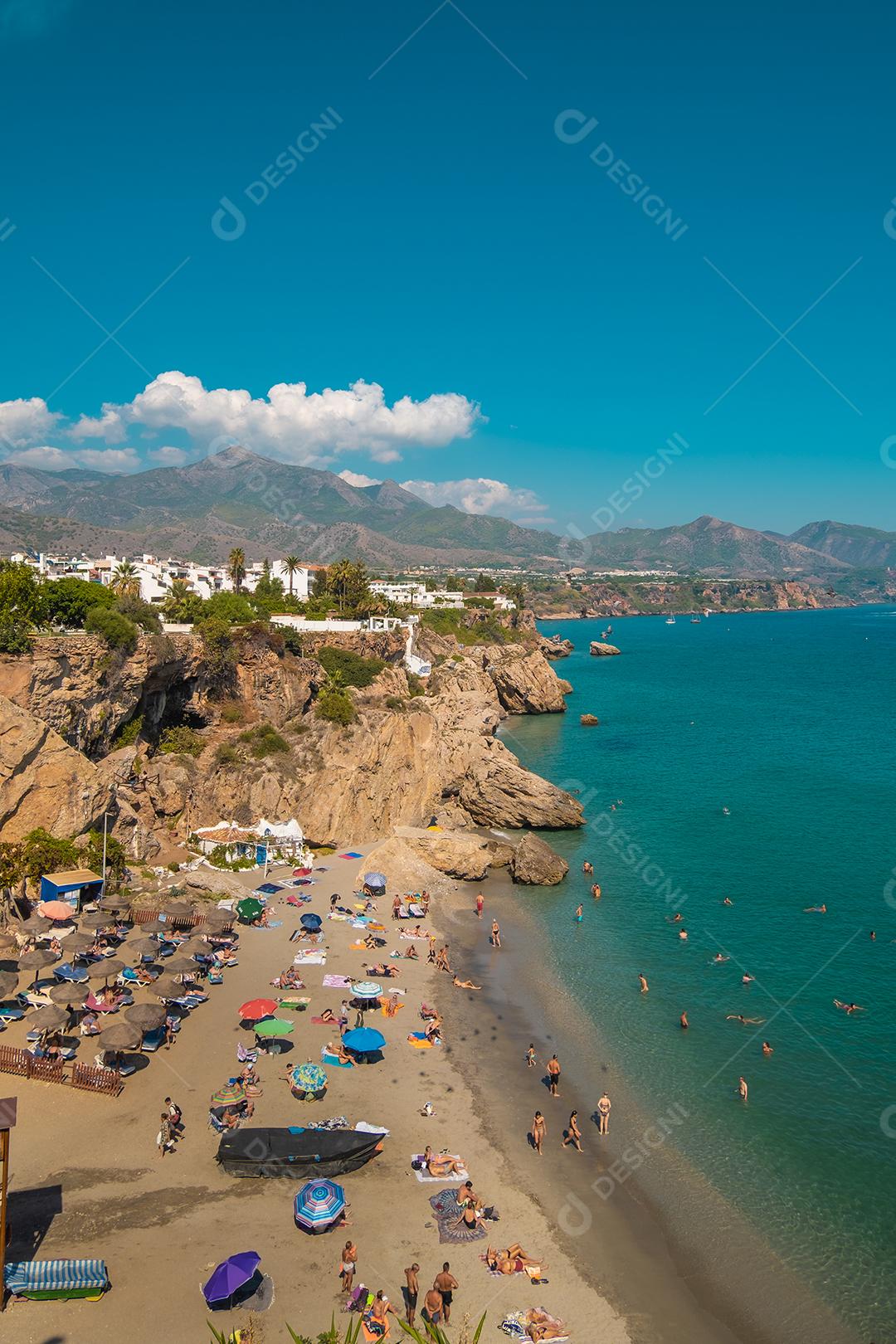 Vista aérea da bela praia de Nerja, na Espanha.