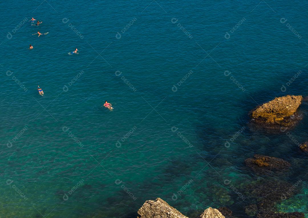 Vista aérea da bela praia de Nerja, na Espanha.